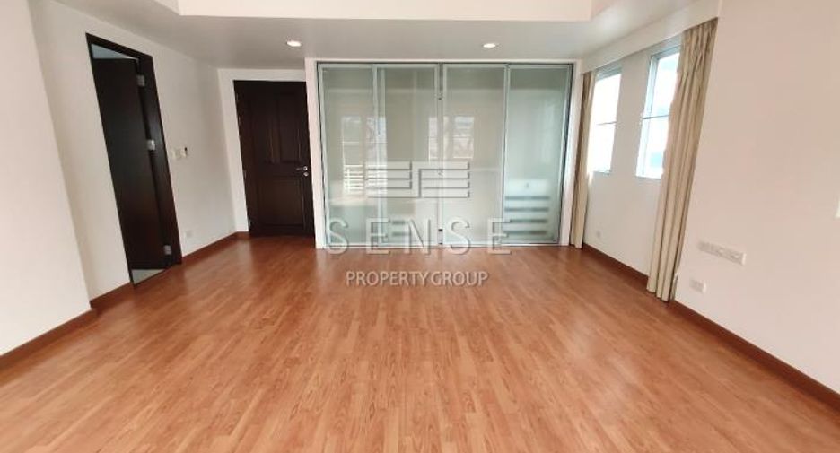 For rent 4 bedrooms house in Khlong Toei, Bangkok