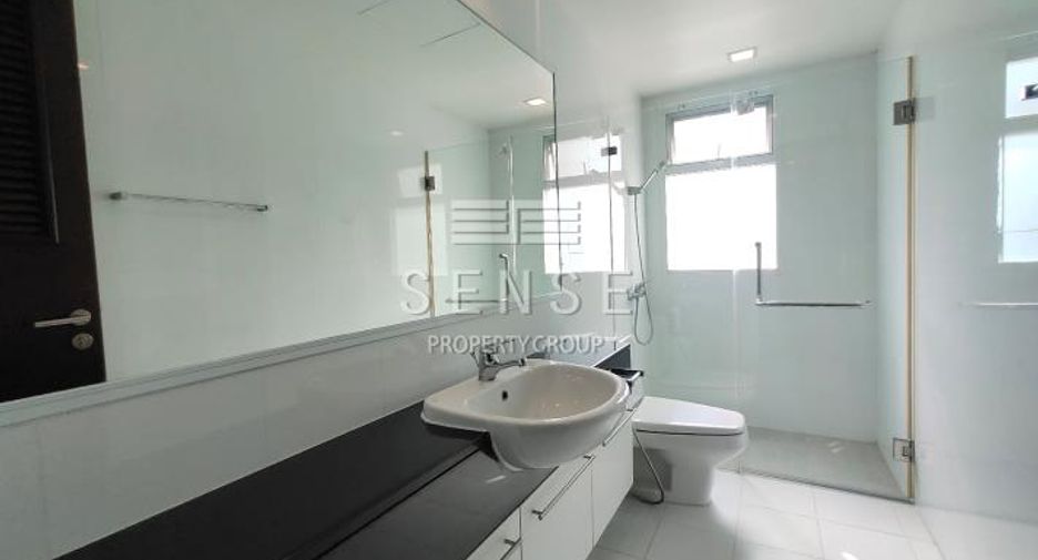 For rent 4 bedrooms house in Khlong Toei, Bangkok