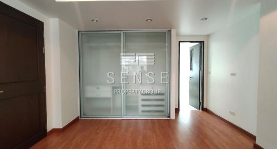For rent 4 bedrooms house in Khlong Toei, Bangkok