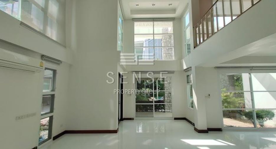 For rent 4 bedrooms house in Khlong Toei, Bangkok