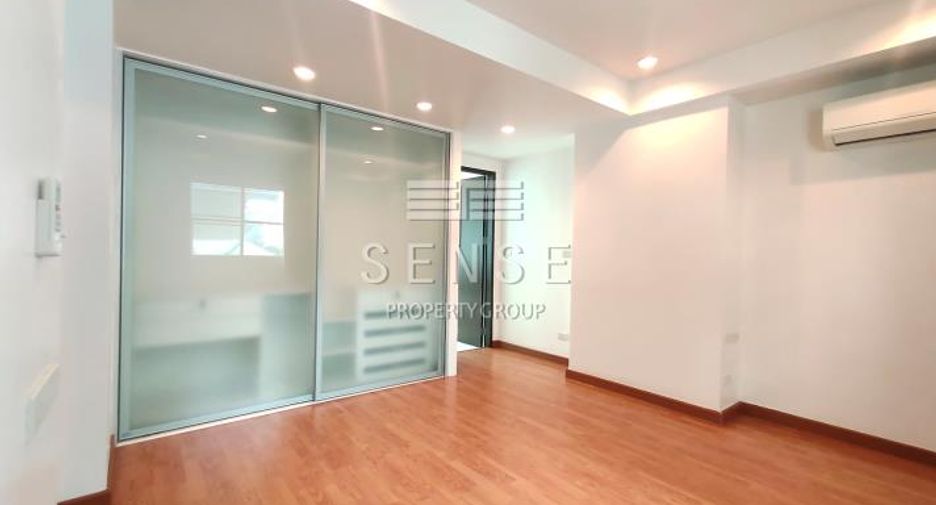 For rent 4 bedrooms house in Khlong Toei, Bangkok