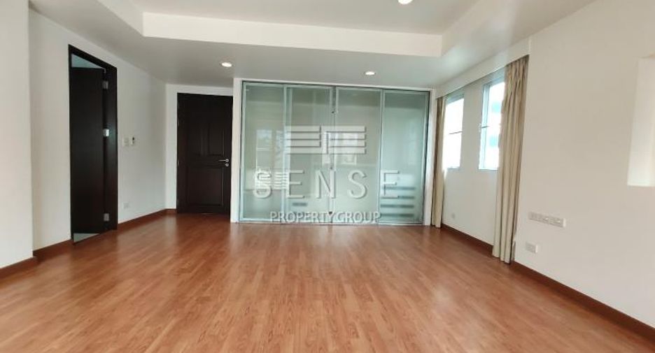 For rent 4 bedrooms house in Khlong Toei, Bangkok