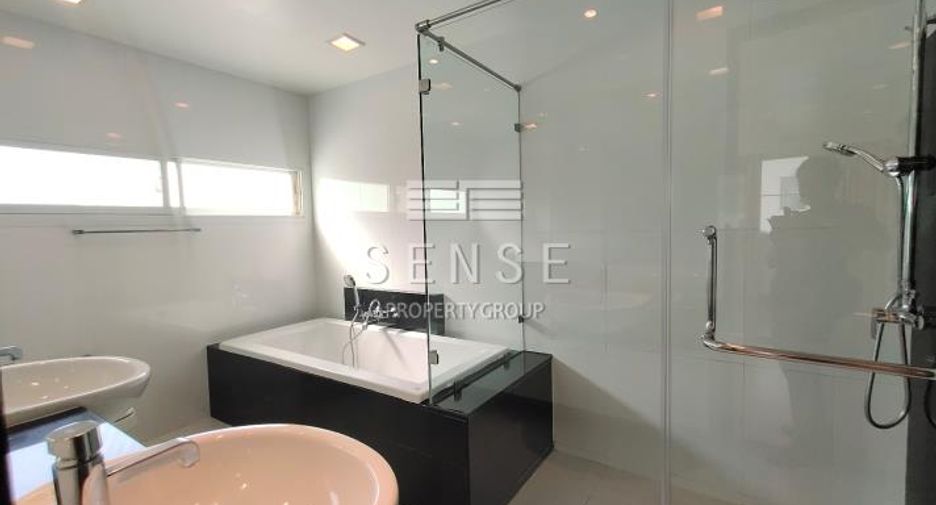 For rent 4 bedrooms house in Khlong Toei, Bangkok