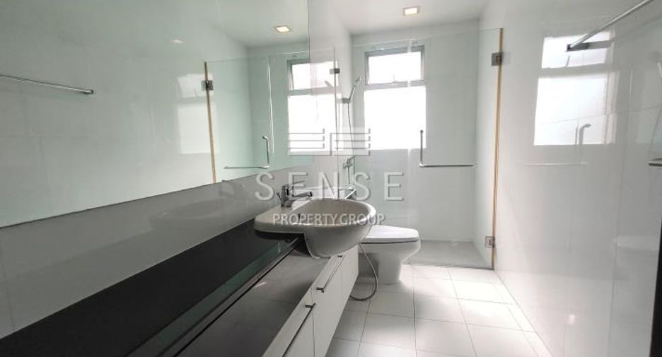 For rent 4 bedrooms house in Khlong Toei, Bangkok