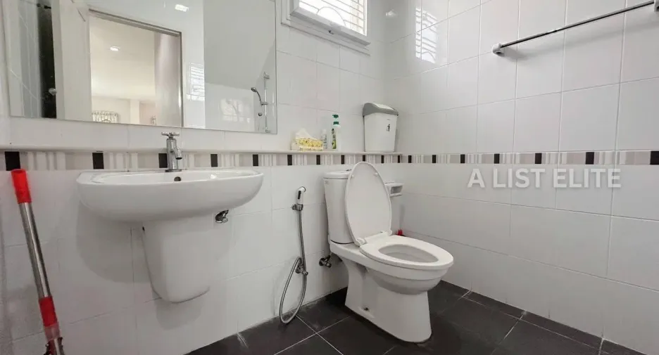 Haus zum Kauf mit 4 Zimmer in Mueang Samut Sakhon, Samut Sakhon