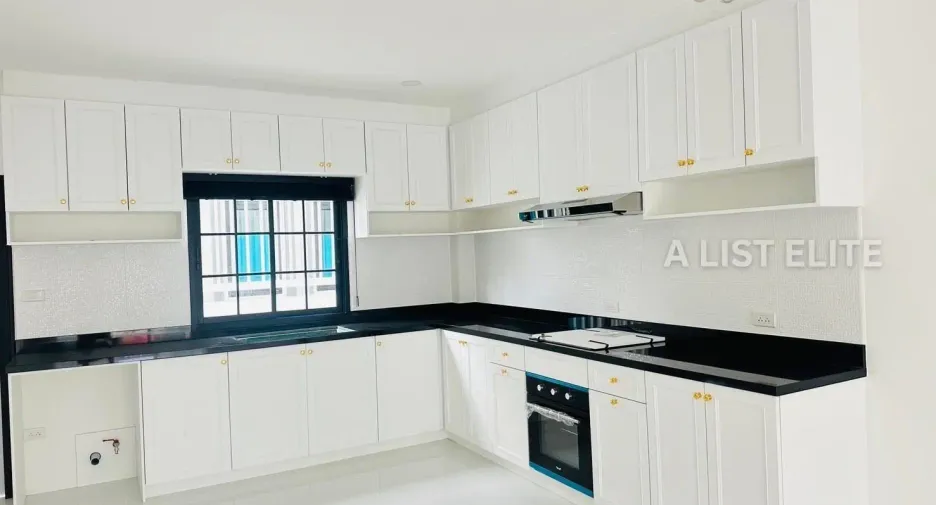 For sale 4 bedrooms house in East Pattaya, Pattaya