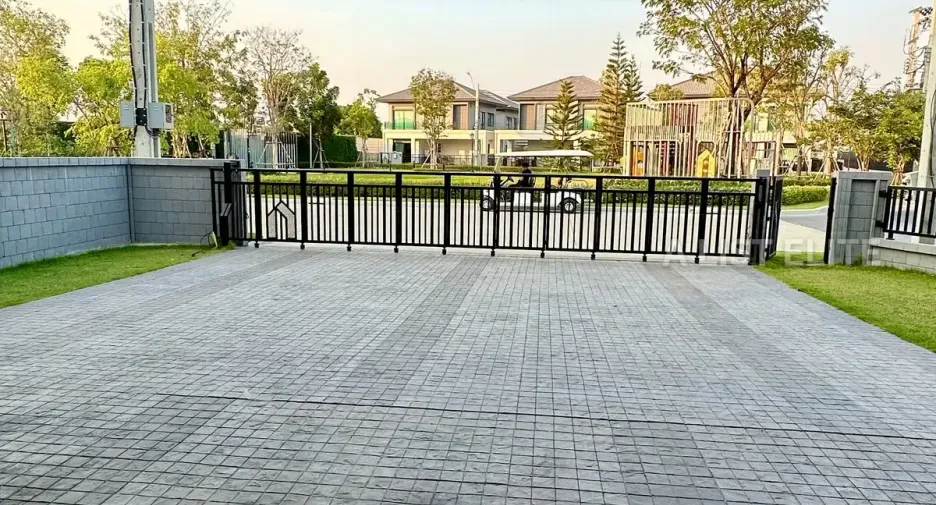 For sale 4 bedrooms house in Bang Phli, Samut Prakan