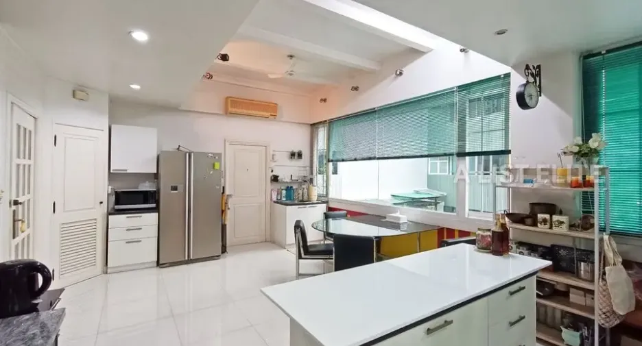 For sale 4 bedrooms condo in Khlong Toei, Bangkok