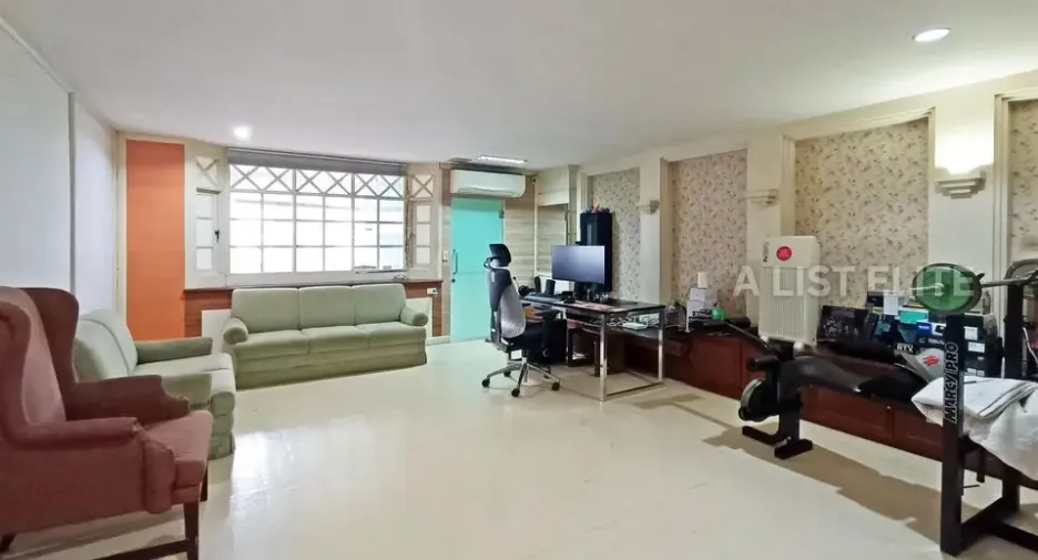 For sale 4 bedrooms condo in Khlong Toei, Bangkok