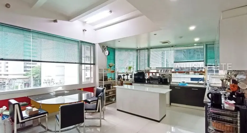 For sale 4 bedrooms condo in Khlong Toei, Bangkok