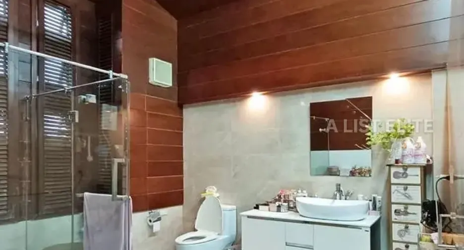 For sale 4 bedrooms condo in Khlong Toei, Bangkok