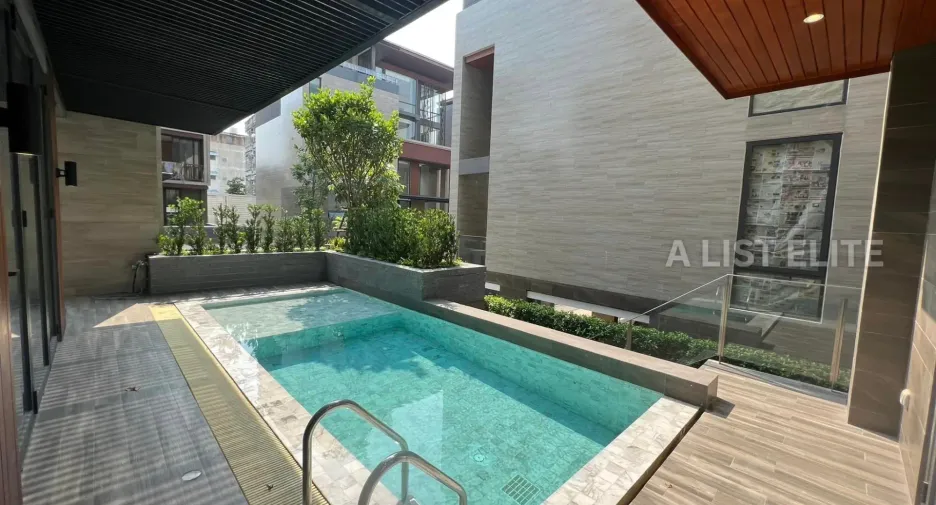 For sale 5 bedrooms condo in Yan Nawa, Bangkok