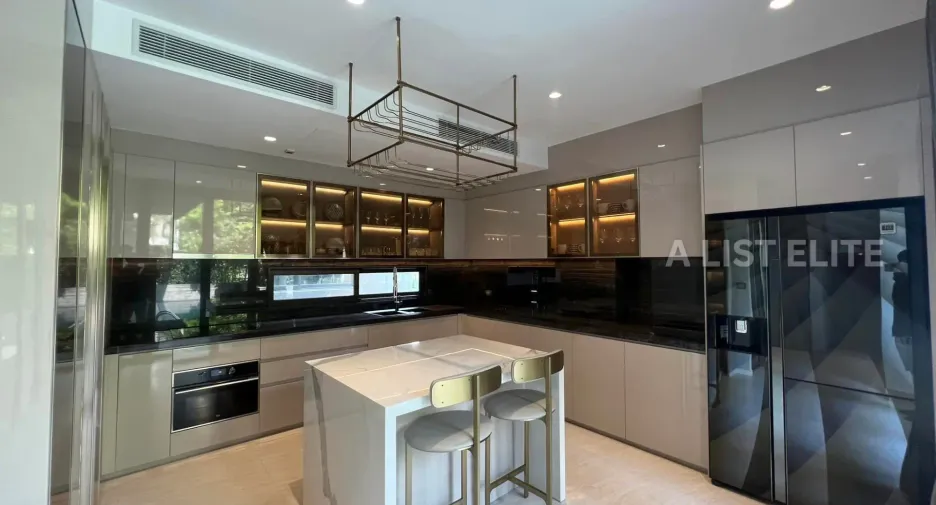 For sale 5 bedrooms condo in Yan Nawa, Bangkok