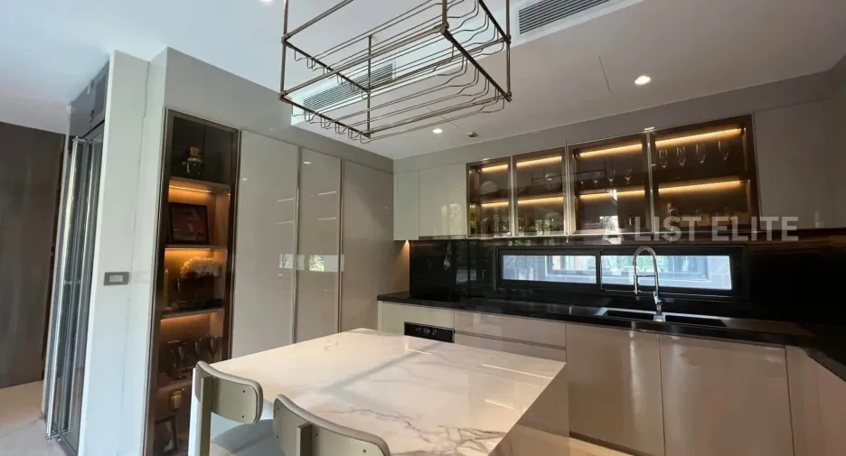 For sale 5 bedrooms condo in Yan Nawa, Bangkok