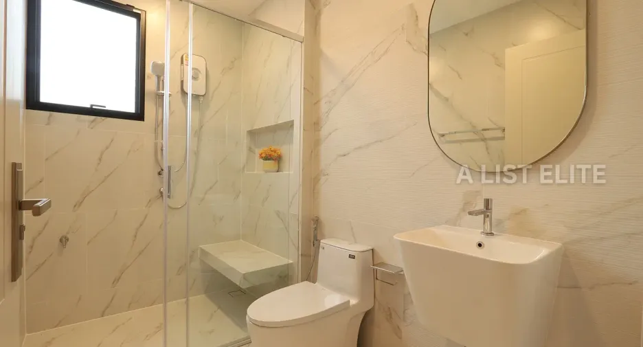 For rent 5 bedrooms condo in Saphan Sung, Bangkok