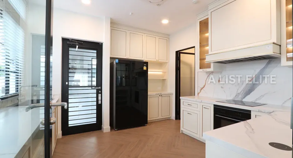 For rent 5 bedrooms condo in Saphan Sung, Bangkok