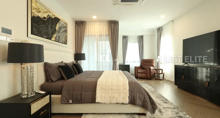 For rent 5 bedrooms condo in Saphan Sung, Bangkok