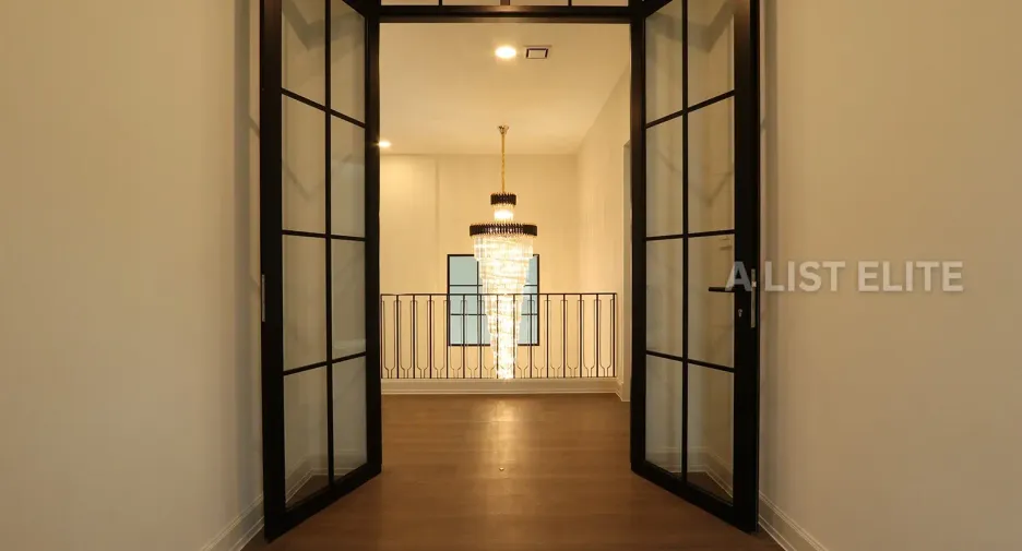 For rent 5 bedrooms condo in Saphan Sung, Bangkok