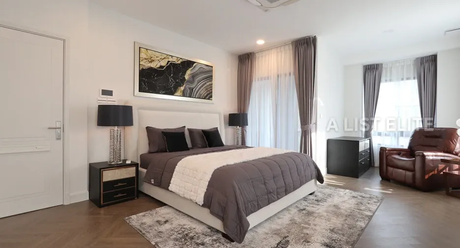 For rent 5 bedrooms condo in Saphan Sung, Bangkok
