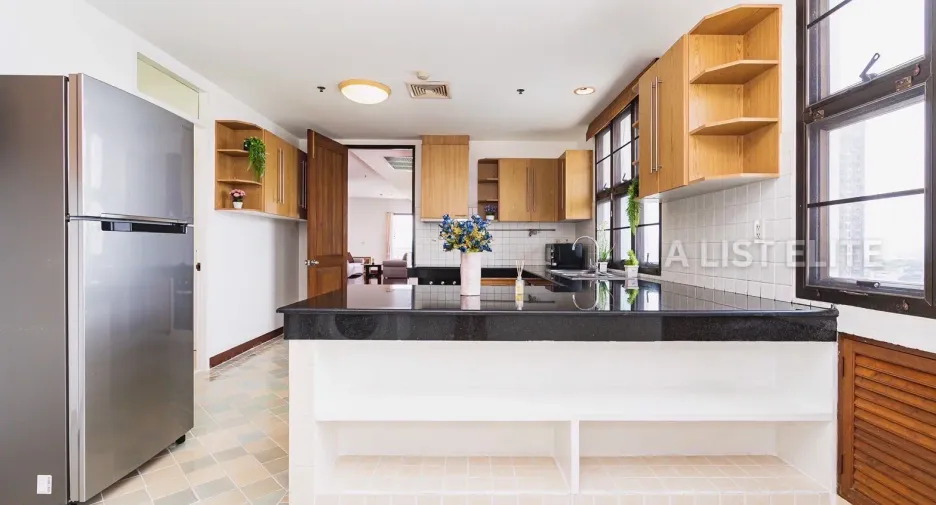 For rent 4 bedrooms condo in Sathon, Bangkok