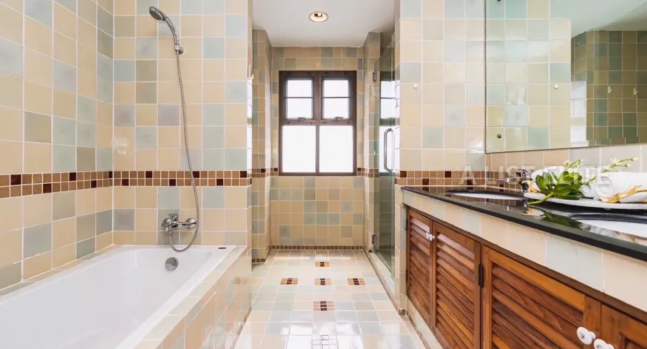 For rent 4 bedrooms condo in Sathon, Bangkok