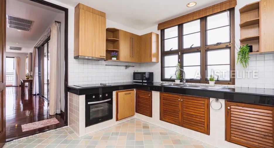 For rent 4 bedrooms condo in Sathon, Bangkok