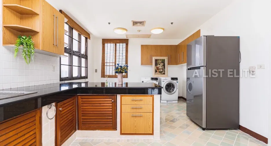 For rent 4 bedrooms condo in Sathon, Bangkok