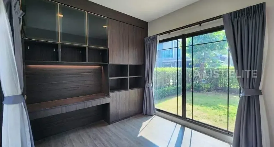 Casa en venta de 5 habitaciones en Pak Kret, Nonthaburi