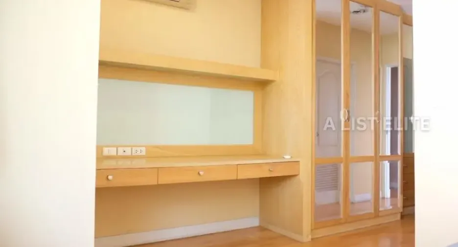 For sale 3 ベッドルーム condo in Sathon, Bangkok
