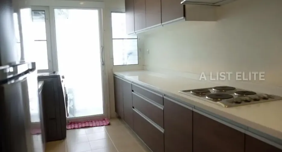 For sale 3 ベッドルーム condo in Sathon, Bangkok