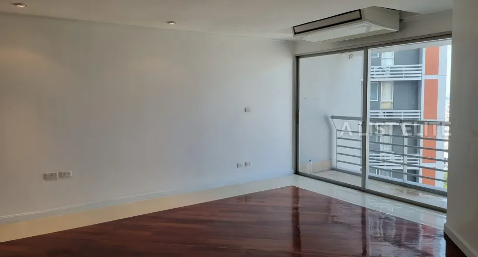 À vendre 2 chambres condo à Yan Nawa, Bangkok