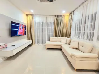 For rent 4 bedrooms condo in Mueang Samut Prakan, Samut Prakan