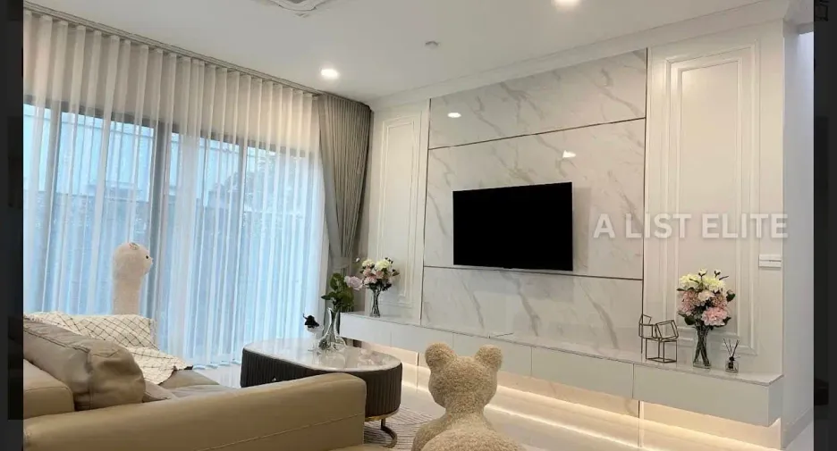 For rent 4 bedrooms condo in Saphan Sung, Bangkok