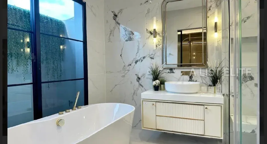 For rent 4 bedrooms condo in Saphan Sung, Bangkok