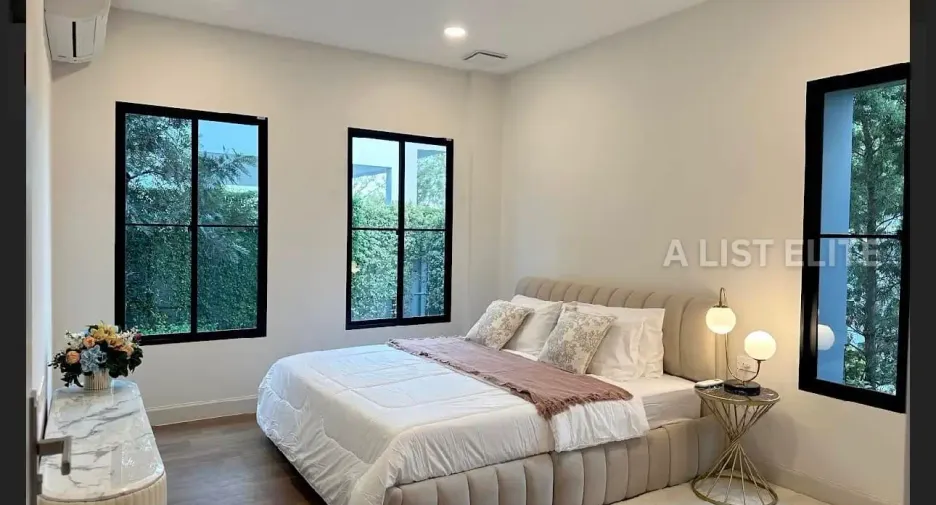 For rent 4 bedrooms condo in Saphan Sung, Bangkok