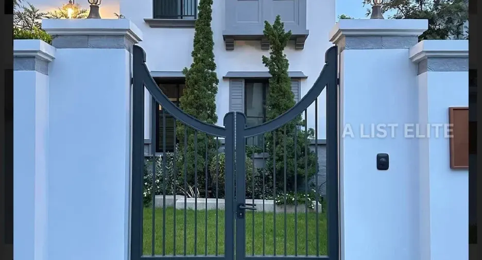 For rent 4 bedrooms condo in Saphan Sung, Bangkok