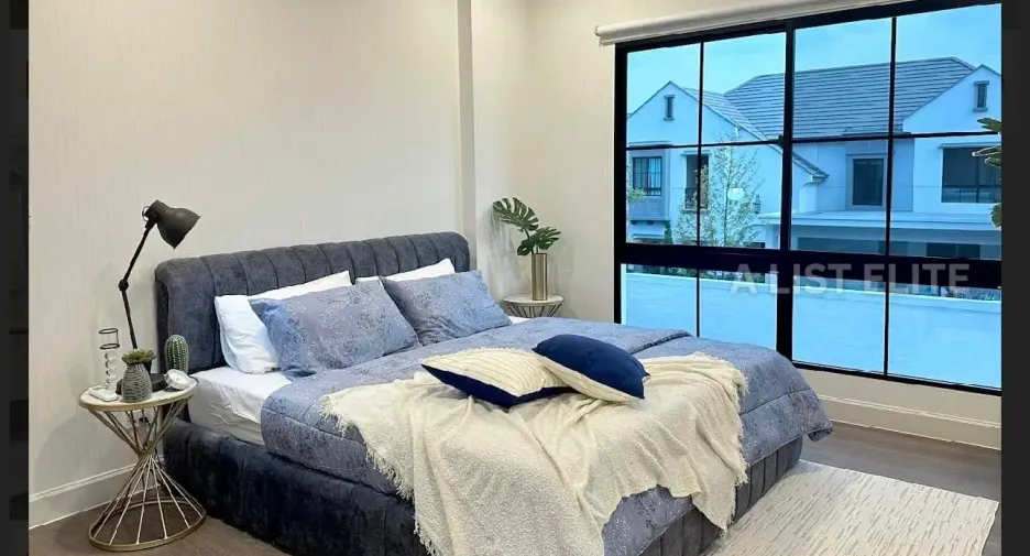 For rent 4 bedrooms condo in Saphan Sung, Bangkok