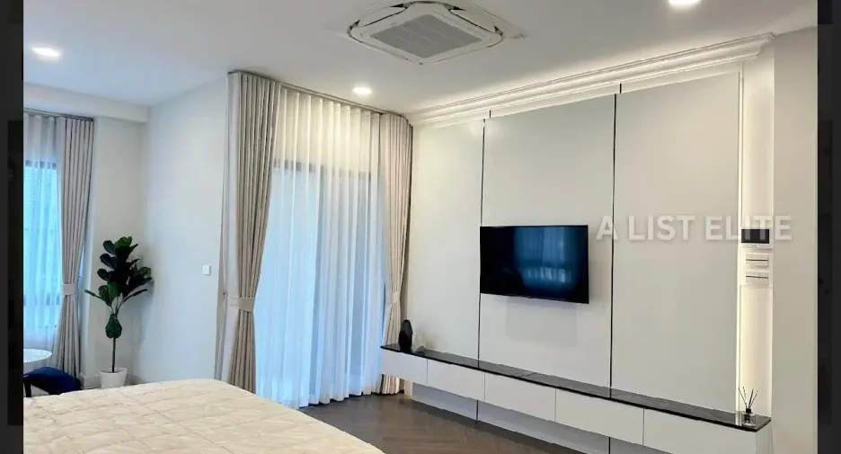 For rent 4 bedrooms condo in Saphan Sung, Bangkok