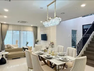 For rent 4 bedrooms condo in Saphan Sung, Bangkok