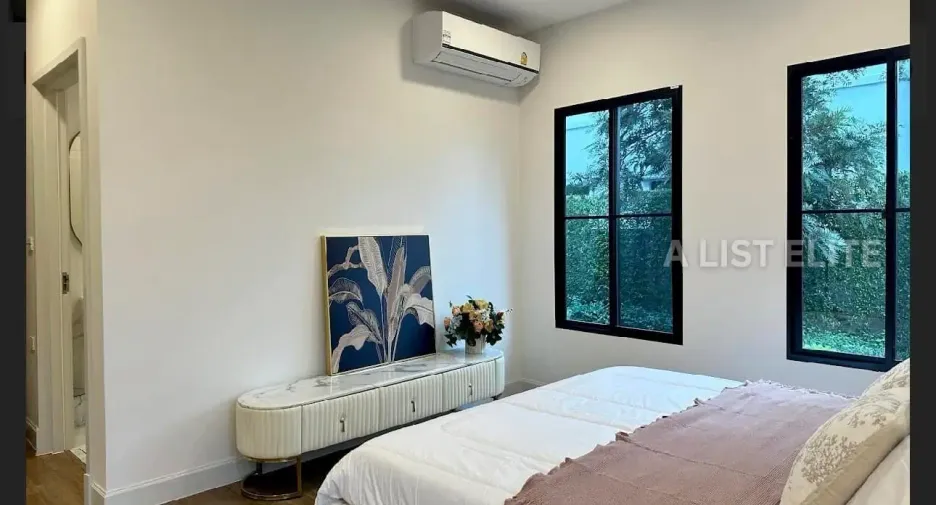 For rent 4 bedrooms condo in Saphan Sung, Bangkok