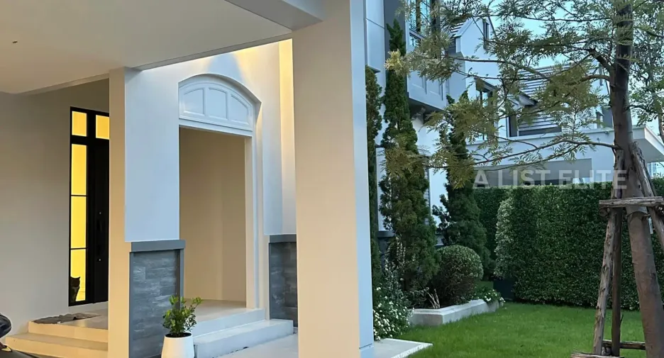 For rent 4 bedrooms condo in Saphan Sung, Bangkok
