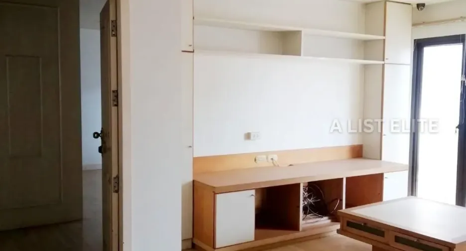 For sale 3 bedrooms condo in Khlong Toei, Bangkok