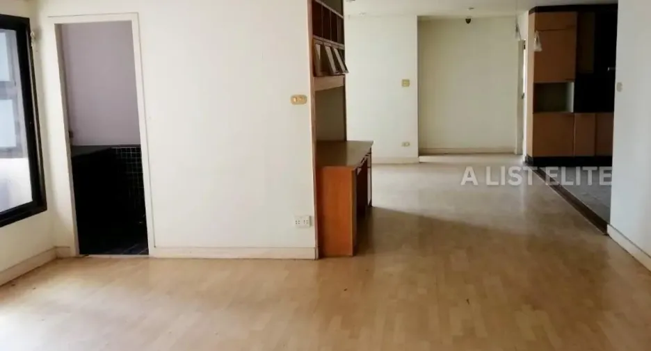 For sale 3 bedrooms condo in Khlong Toei, Bangkok