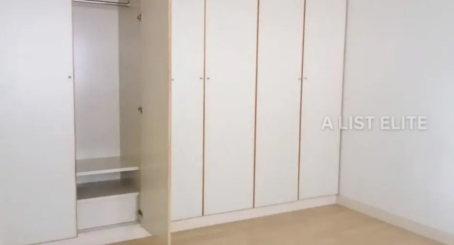 For sale 3 bedrooms condo in Khlong Toei, Bangkok