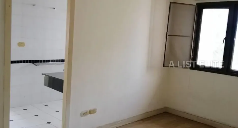 For sale 3 bedrooms condo in Khlong Toei, Bangkok