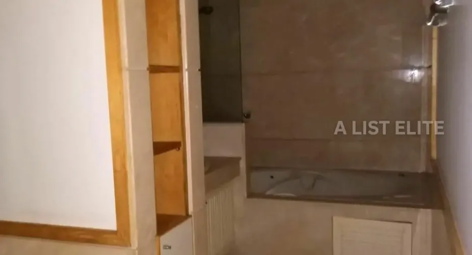 For sale 3 bedrooms condo in Khlong Toei, Bangkok