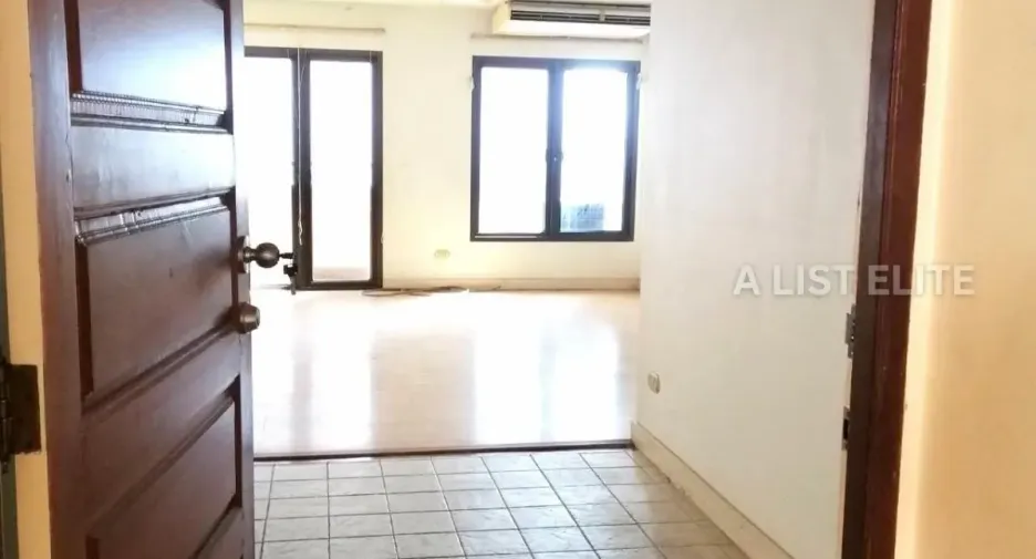 For sale 3 bedrooms condo in Khlong Toei, Bangkok