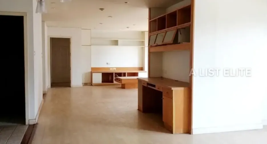 For sale 3 bedrooms condo in Khlong Toei, Bangkok