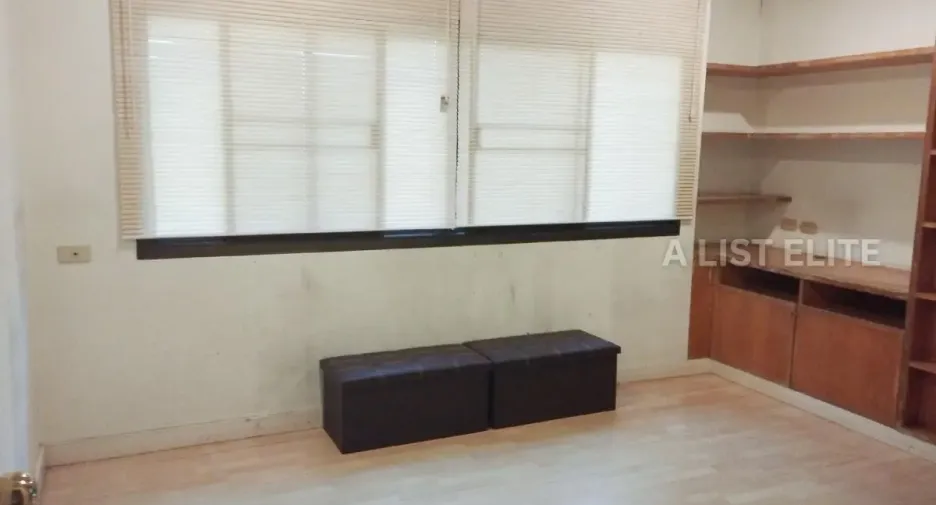 For sale 3 bedrooms condo in Khlong Toei, Bangkok