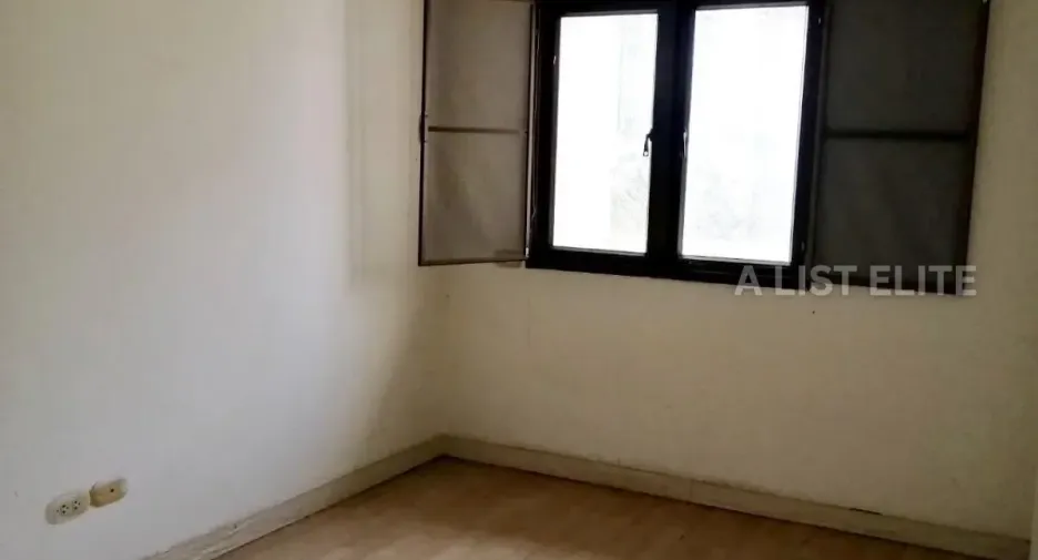 For sale 3 bedrooms condo in Khlong Toei, Bangkok